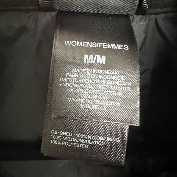 The North Face Women’s Quilted Stow Pocket
Vest in Black, Size Medium - Picture 7 of 7